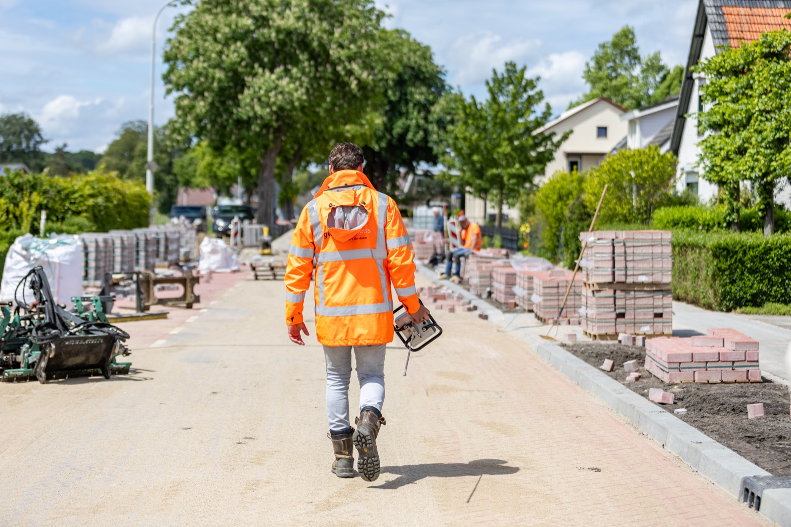 GWW-medewerker loopt over een project in de openbare ruimte.